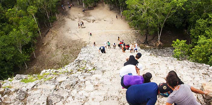 спуск на пирамиде Нохоч-Мул в Мексике